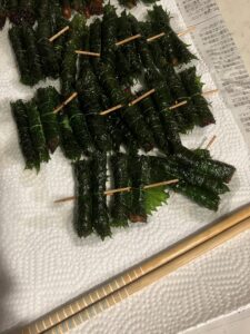爪楊枝に3個づづ刺したしそ巻きがたくさん