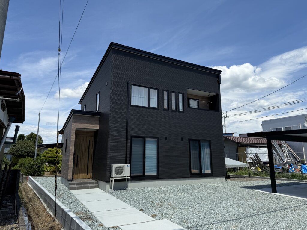 新築完成外観1　黒とブランのモダンな2階建て天童市高擶| バリューハウス