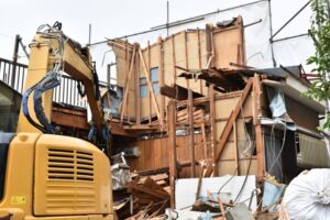 ショベルカーで古い家を解体中